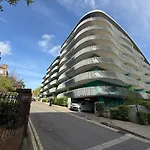 Homey And Secure Apartment - Wembley Stadium!