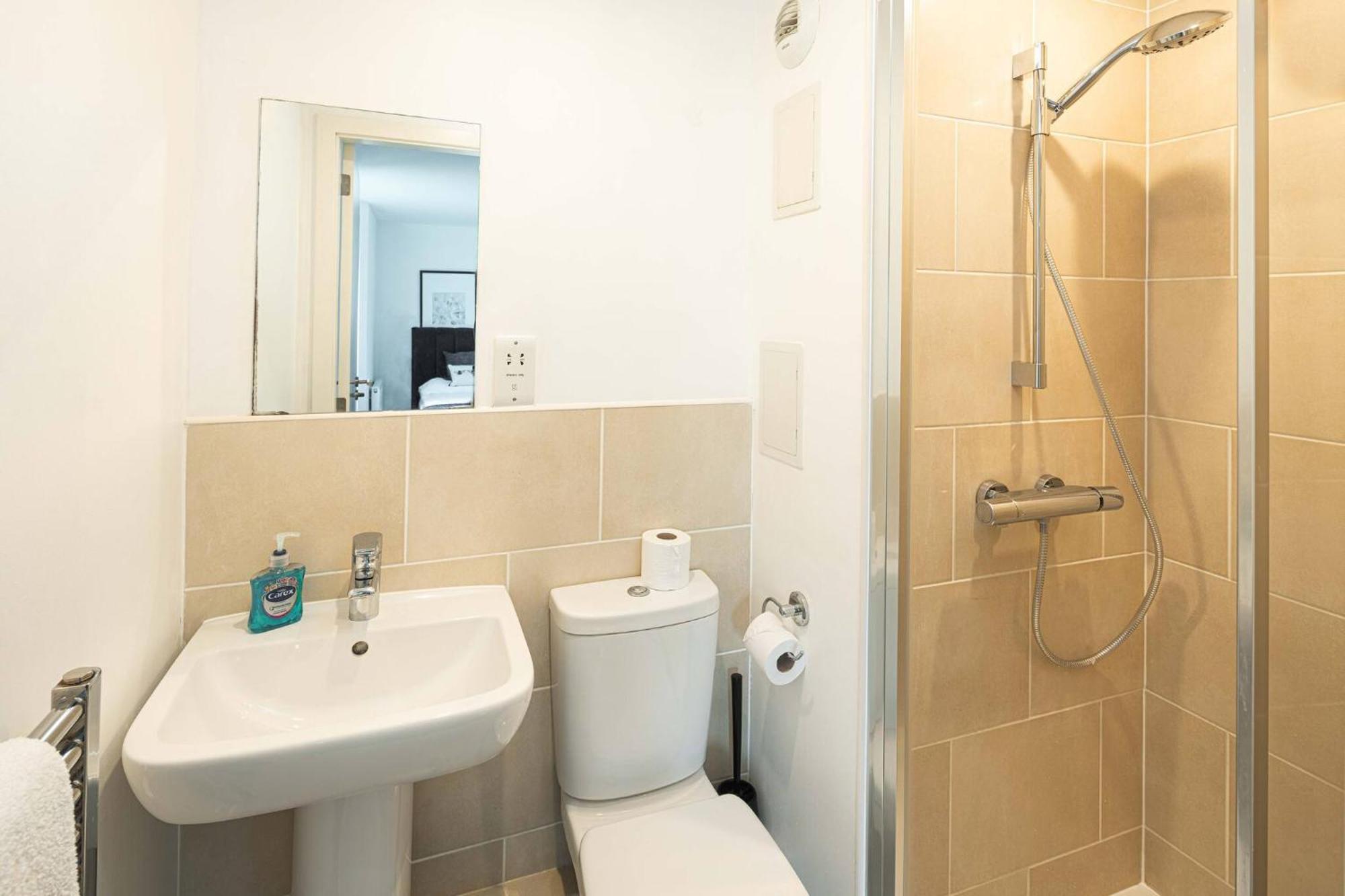 Apartment Homey And Secure - Wembley Stadium! *